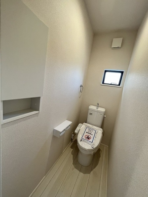トイレ　1Fトイレ
トイレは、１階・２階に完備しております。