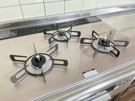 キッチン　新品交換したコンロは、３口コンロで同時調理が可能。大きなお鍋を置いても困らない広さです。グリルもあって調理の幅が広がります