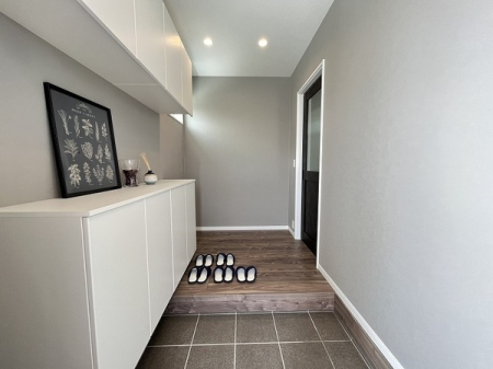 玄関　玄関はシューズＢＯＸがあり、靴が整理できるので、ゆったりとした玄関スペースです。