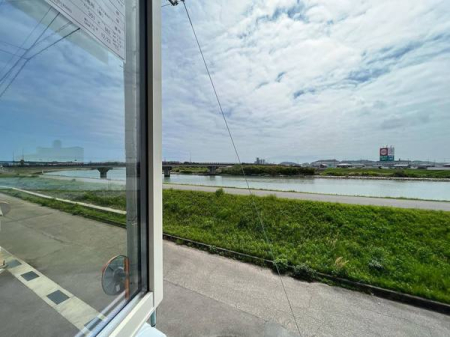 住戸からの眺望写真　２F洋室からの眺め、桑野川の眺望が望めます。