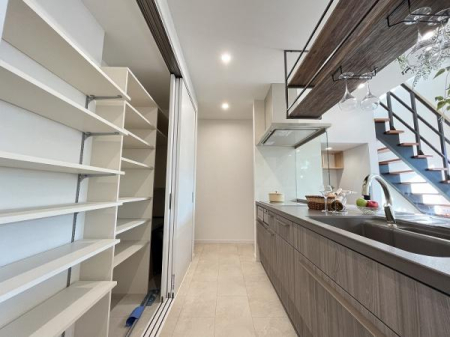 キッチン　キッチンクローゼット、奥にはキッチンパントリーを確保。
ワイドに開くので中が見渡しやすく、取り出しやすいたっぷり収納！床から天井近くまで収納として生かせる大容量のクローゼット。